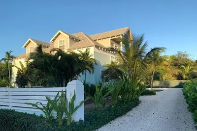 Image de 3-bedroom townhome near beach and airport