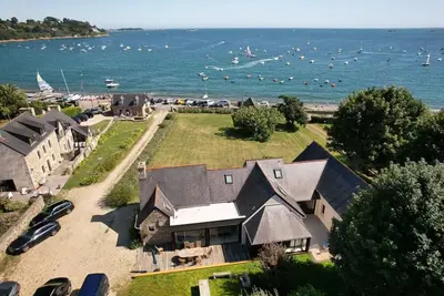 Image de Maison de vacances 'Maison Chevoir Pieds Dans L'eau' avec vue sur la mer, terrasse privée et Wi-Fi
