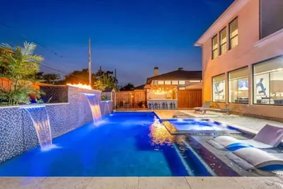 Image de Experience Luxury in the Heart of Dallas! This contemporary 4br home offers a heated pool&spa, game room, outdoor living spaces, Tesla charging, and a designer kitchen with top-tier appliances. Easy access to Dallas top attractions, all within 10min