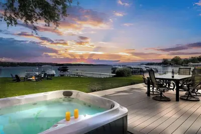 Image de South Shore Retreat: Luxury Lake House - Hot Tub