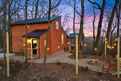 Image de Hot tub/fire pit/fireplace/grill/pool table/Ev/pets/Hoa lake/fishing