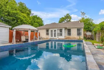 Image de The private home features two master suites with King beds and full attached bathrooms. The loft is 3rd private getaway with a Queen bed and attached full bath. Fully stocked kitchen and a separate Oak dining area.