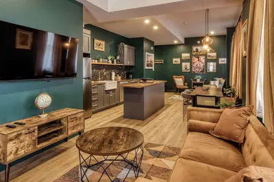 Image de Majestic 3-Bedroom Designer Apartment