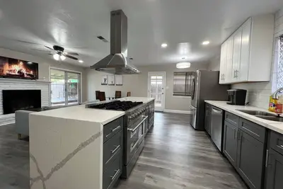 Image de House with a pool next to Fashion Fair Mall Fresno State