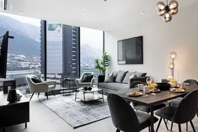 Image de Modern Comfort: Pool, Gym & Mountain Views!