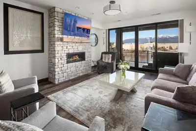 Image de Holiday Stays Available! New Build Condo with Panoramic Views of the Mountains and a Hot Tub!