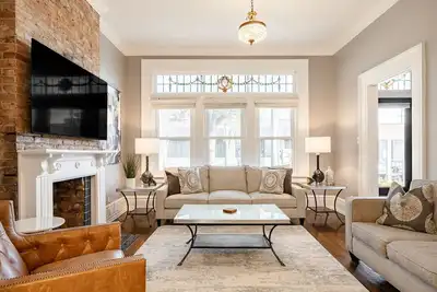 Image de Luxury Urban Mansion | Walk to All + Easy Parking
