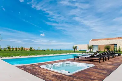 Image de Villa Sanpadeo for kids & families in Central Istria with jacuzzi, sauna & sea view