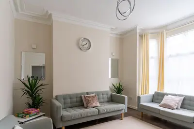 Image de Stylish 5-Bed Home with Gym and Cinema Room