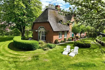 Image de Thatched roof house in a quiet location with 140m2 for 6 people near Tönning