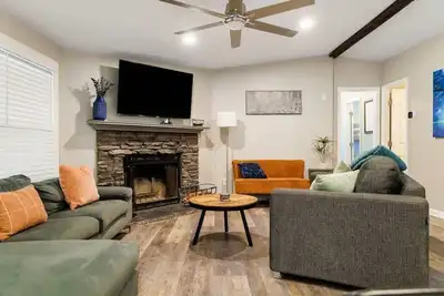 Image de Franklin 4br Escape, Bbq, Fire Pit, Sleeps 15