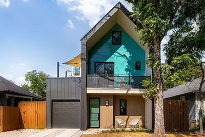 Image de Austin Abode | Heated Pool | Sleeps 12 | Rainey St