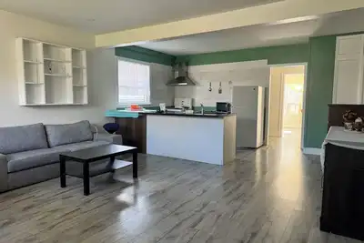 Image de Spacious 8-Person Entire House Near Finch Subway Station  for Families  Groups