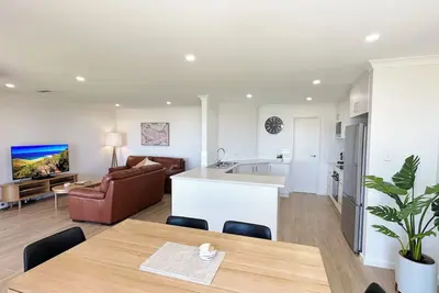 Image de Luxury Waterfront | Sleeps 4 | Resort Pool | Wifi