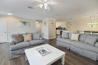 Image de New 130' Canal Front Listing! Steps Away from White Beaches. Ideal Retreat!