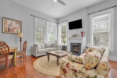 Image de Walkable location w/ Private Parking in Victorian District by Lucky Savannah