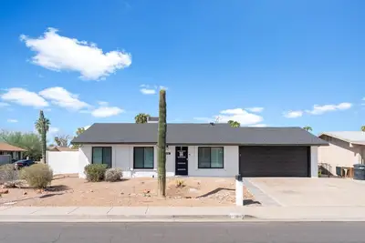 Image de Mesa home with a pool, hot tub, and easy access to golf, dining