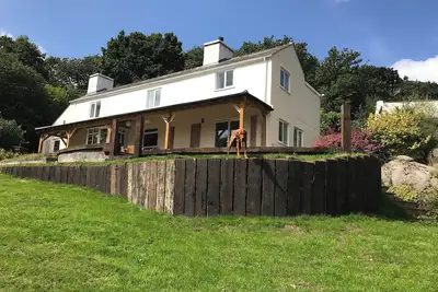 Image de Quiet and secluded farmhouse, with far reaching views, spacious and comfortable
