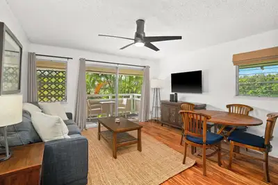 Image de Bright and Fresh, Beachfront Living Renovated 1/Bd Corner Unit