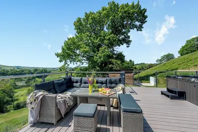 Image de A superb property with fabulous views over the rolling hills; it also has a private hot tub.