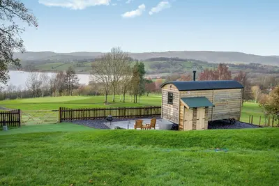 Image de Enjoy a romantic retreat at this luxurious shepherd’s hut.