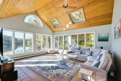 Image de Luxe Lake House in Connecticut