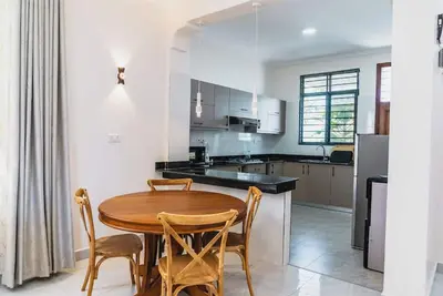 Image de Spacious 2-Bedroom Family Oasis in the City