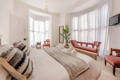 Image de 6 chambres à coucher à Tenby