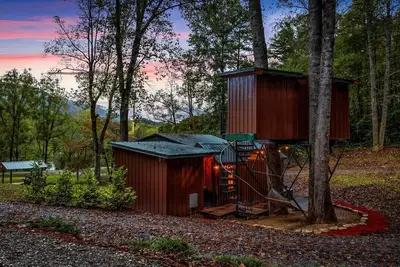 The Tree Spa, Tiny Cabin w/ Hot Tub in the trees