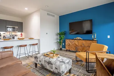 Image de Rambler: 2 Bed Penthouse, Balcony, 1 mile to At&T