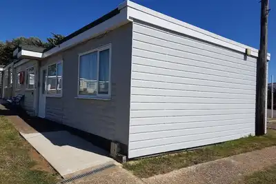 Image de Cosy chalet 5 minute walk away from the beach