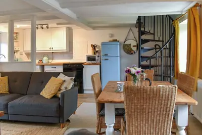 Image de A beautifully converted stable boasting original features, lots of space and style.