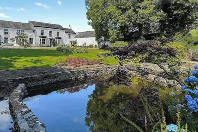 Image de We love this elegant 18th-century property, set in beautiful grounds and woods.