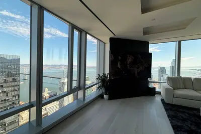 Image de Luxury 47th floor Condo with breathtaking views of the Bay Bridge in Sf!