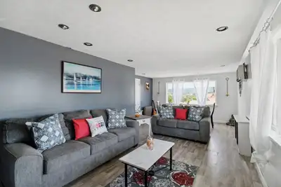 Image de New! \" Summer Vibe \" 2 bed spacious retro flow, close to downtown & activities