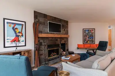 Image de Stylish Midcentury Modern Ski Condo - Free Shuttle to Okemo - 3br\/2ba - Sleeps 8