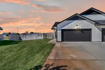 Image de This charming 3-bedroom, 2-bathroom house comfortably sleeps 7.