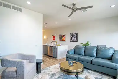 Image de Rambler: Lavish Penthouse, 1 mile to Att, Balcony