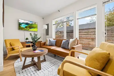 Image de Modern 2b/1. 5b Fremont House with Prime Walkability