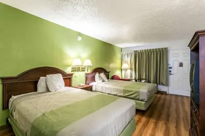 Image de Inviting Room Near Local Attractions w/ On-Site Dining & Laundry Facility