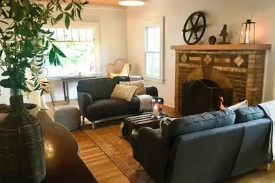 Image de Modern Farm House Family sized in town huge yard