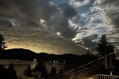 Image de Cozy Home with Ocean and Mountain views. Family sized wth game room and deck