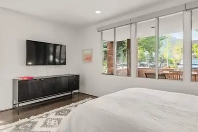 Image de Gorgeous Remodeled 3 Bedroom Condo, In Town!