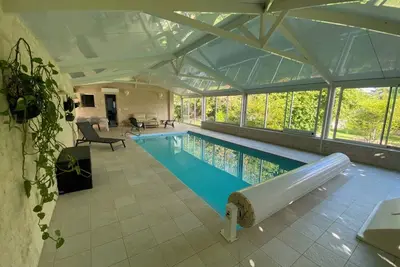 Image de Hébergement avec piscine couverte! Idéalement placé pour découvrir la région