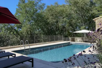 Image de Mas rénové à Ménerbes : piscine privée, clim, wifi, animaux admis, parking