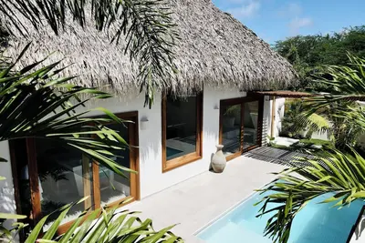 Image de Mahalo Charming 2-bedroom Villa Palmera on the beach with Pool, Ac and Starlink!