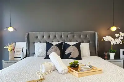 Image de Luxe Retreat with Spa - Near airport & Cbd