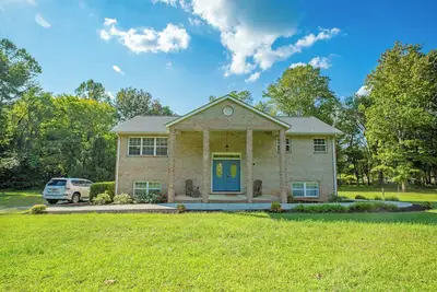 Image de Lake Front Property with Huge Deck and multiple areas to socialize