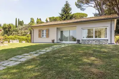 Image de Detached villa, ideal for families/groups with garden, pool and tennis.