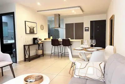 Prime Location 2 Bdr Apt, Pool, Gym, ground floor, Walkable to Everything